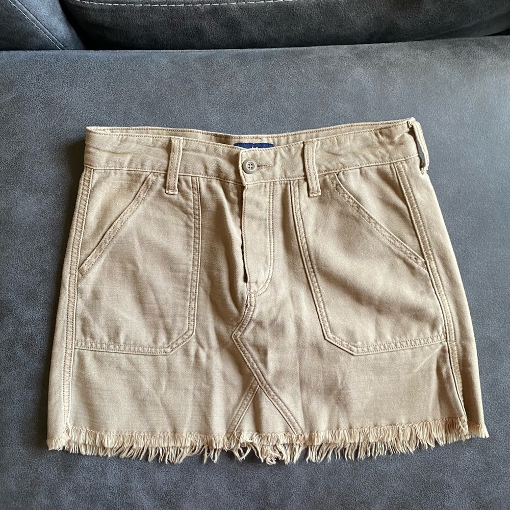 American Eagle Khaki Skirt. Light Brown.  14 inch length. US 4.